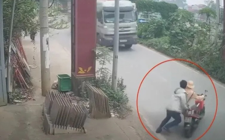 Hà Nội: Tạm giữ hình sự đối tượng đẩy ngã Cảnh sát giao thông vào đầu xe tải