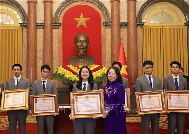 Phó chủ tịch nước Võ Thị Ánh Xuân trao Huân chương Lao động tặng học sinh đoạt giải Olympic và Khoa học kỹ thuật quốc tế năm 2025 Phó chủ tịch nước Võ Thị Ánh Xuân trao Huân chương Lao động tặng học sinh đoạt giải Olympic và Khoa học kỹ thuật quốc tế năm 2025