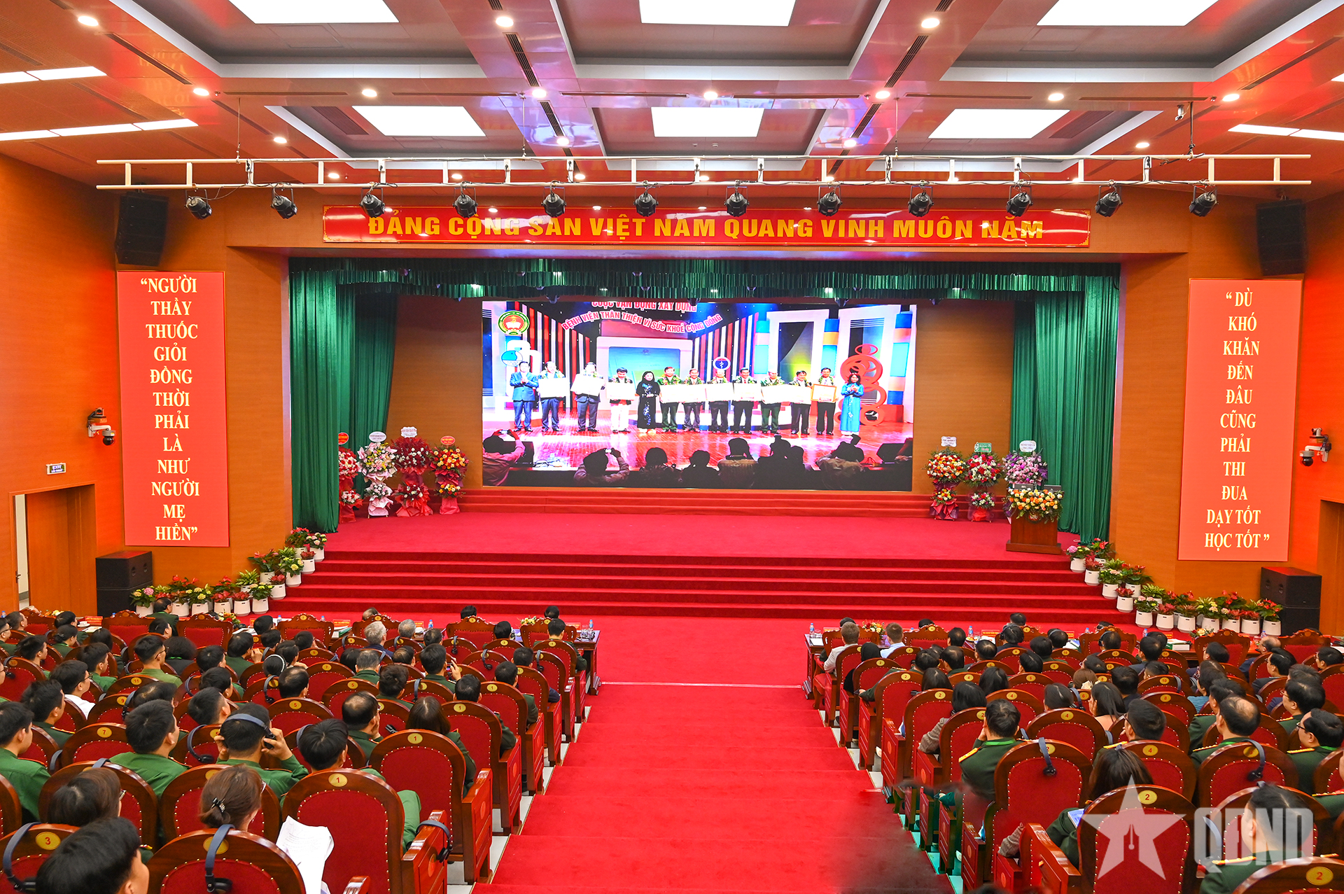 Bệnh viện Quân y 103 tổ chức hội nghị khoa học chào mừng 75 năm Ngày truyền thống