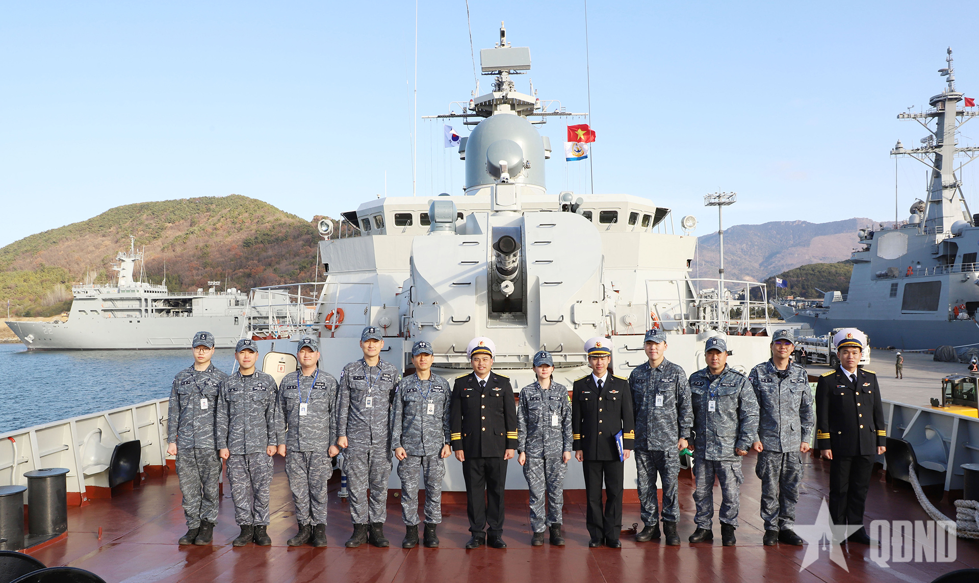 Giao lưu giữa Tàu 015-Trần Hưng Đạo với Hải quân Hàn Quốc