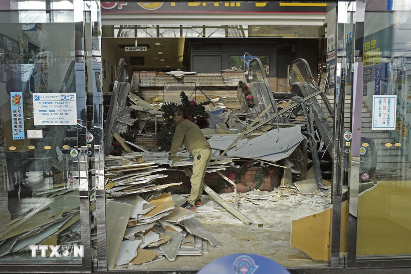 Nhật Bản gỡ cảnh báo sóng thần sau động đất

