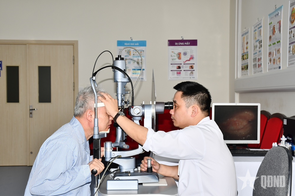 Ứng dụng kỹ thuật laser quang đông nội nhãn cứu nhãn cầu bệnh nhân bỏng mắt nặng