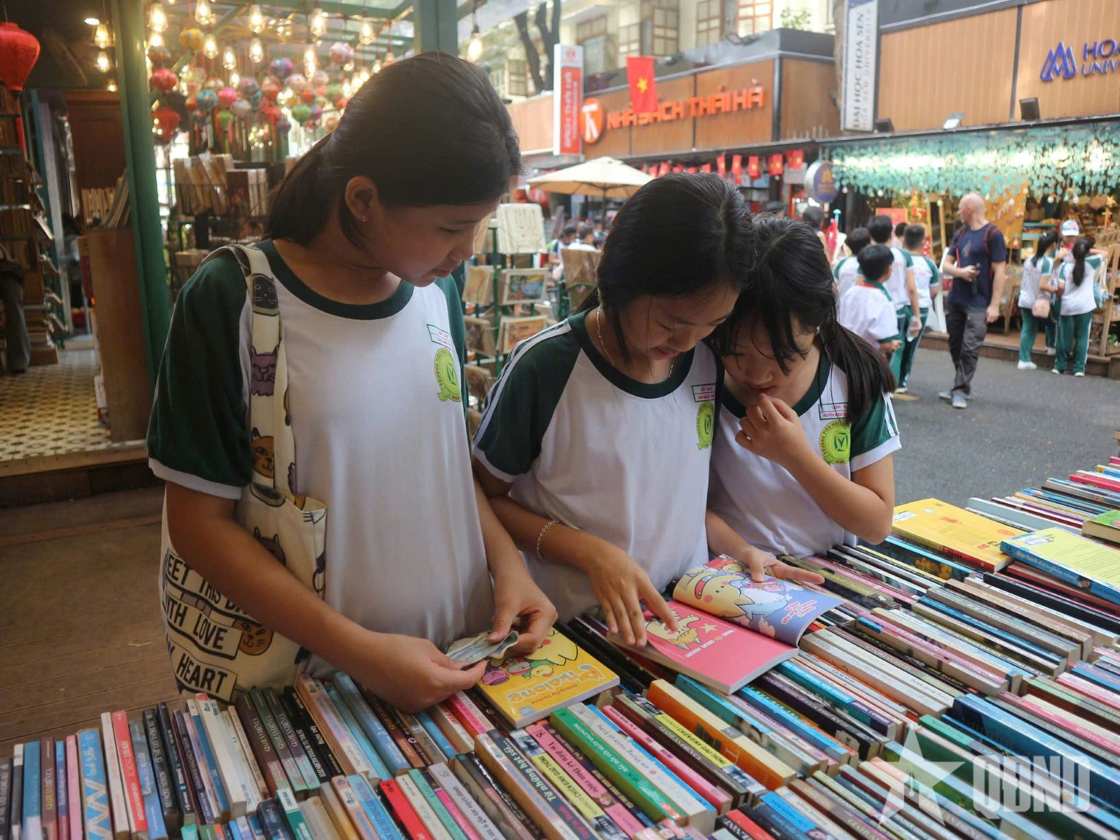 Sống động qua tác phẩm văn học