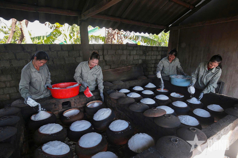 Diêm dân Nghệ An nâng tầm hạt muối làng Quỳnh