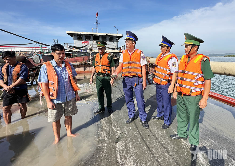 Vùng Cảnh sát biển 3 tạm giữ tàu vận chuyển cát trái phép và đối tượng tàng trữ ma túy