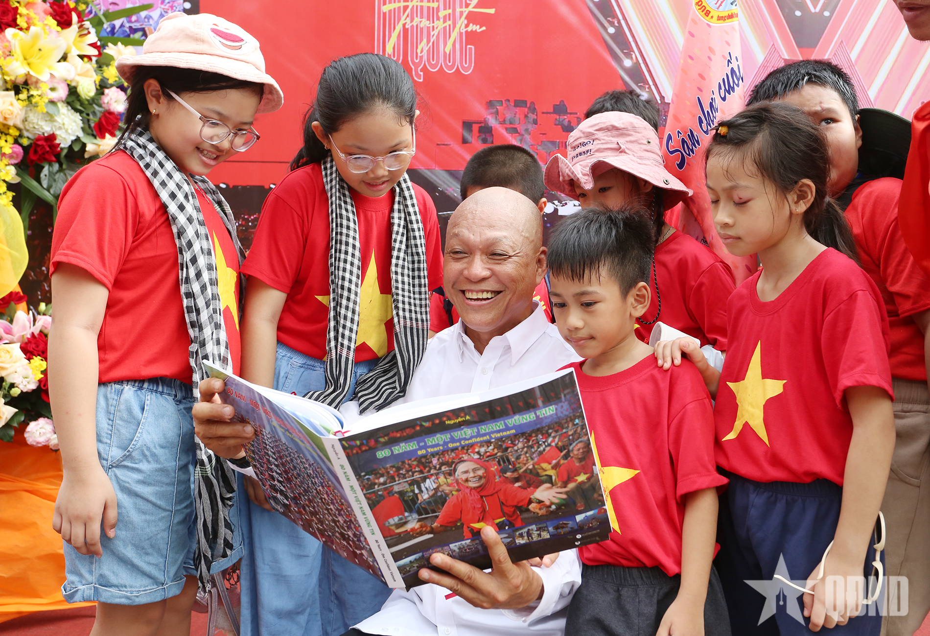 Vun đắp lòng yêu nước từ tập sách ảnh “80 năm - một Việt Nam vững tin”