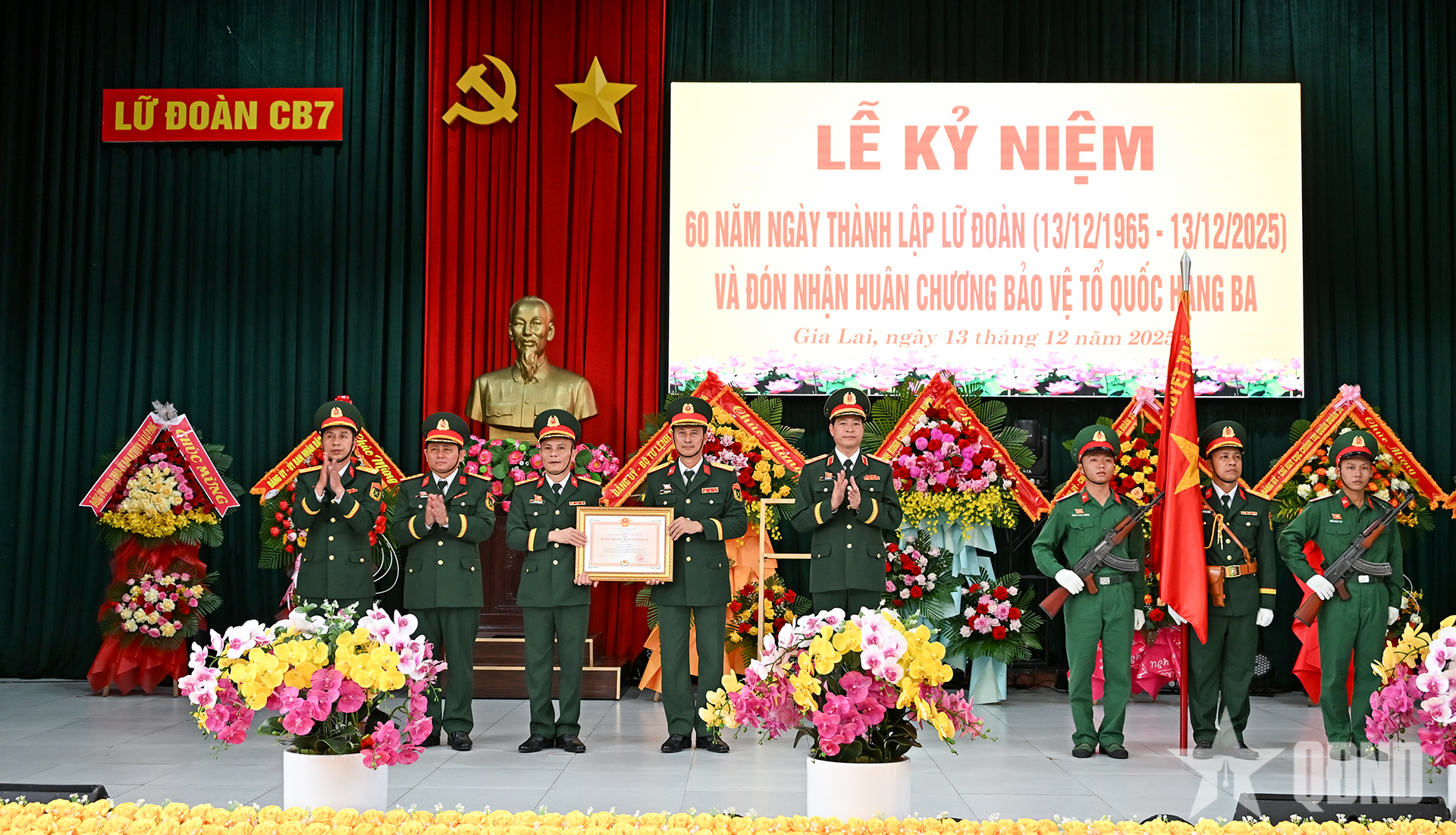 Lữ đoàn Công binh 7 (Quân đoàn 34) đón nhận Huân chương Bảo vệ Tổ quốc hạng Ba