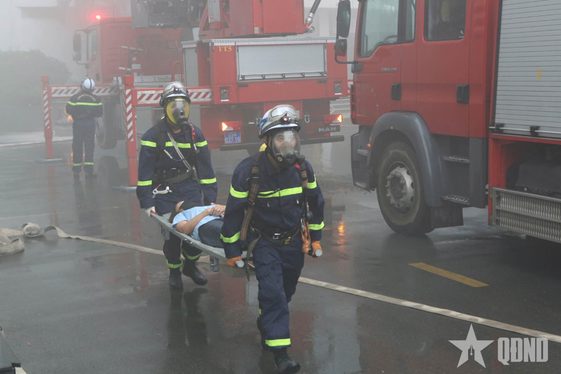 Hà Nội: Diễn tập chữa cháy tại khu chung cư, giả định có người mắc kẹt