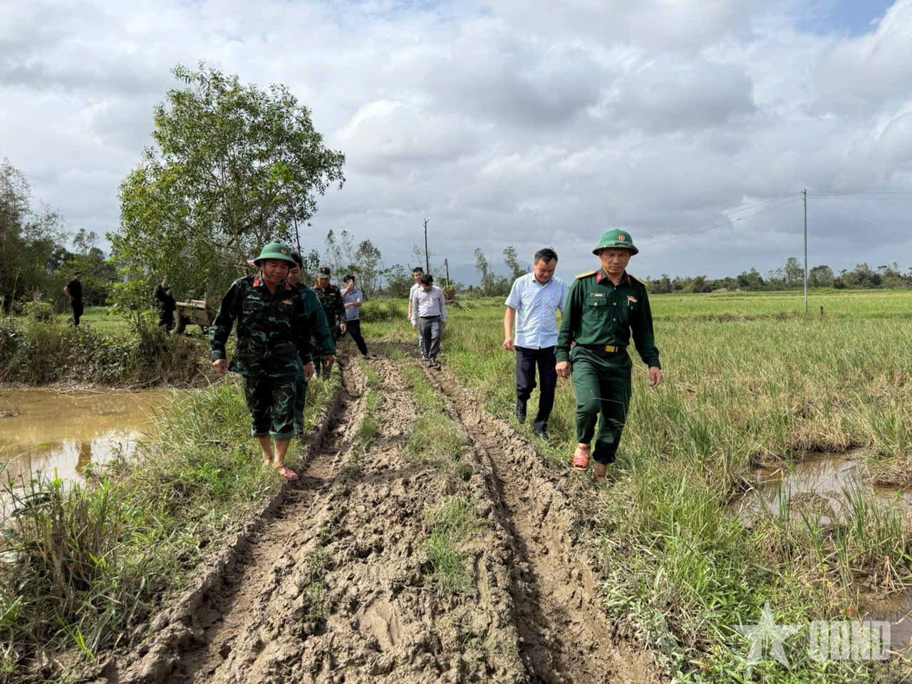 Quân khu 5: Khảo sát tình hình thực tế các hộ dân bị cô lập ở xã Hòa Thịnh (tỉnh Đắk Lắk)