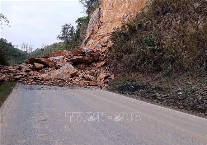 Sạt lở đất khiến 3 người bị vùi lấp tại Phú Thọ 