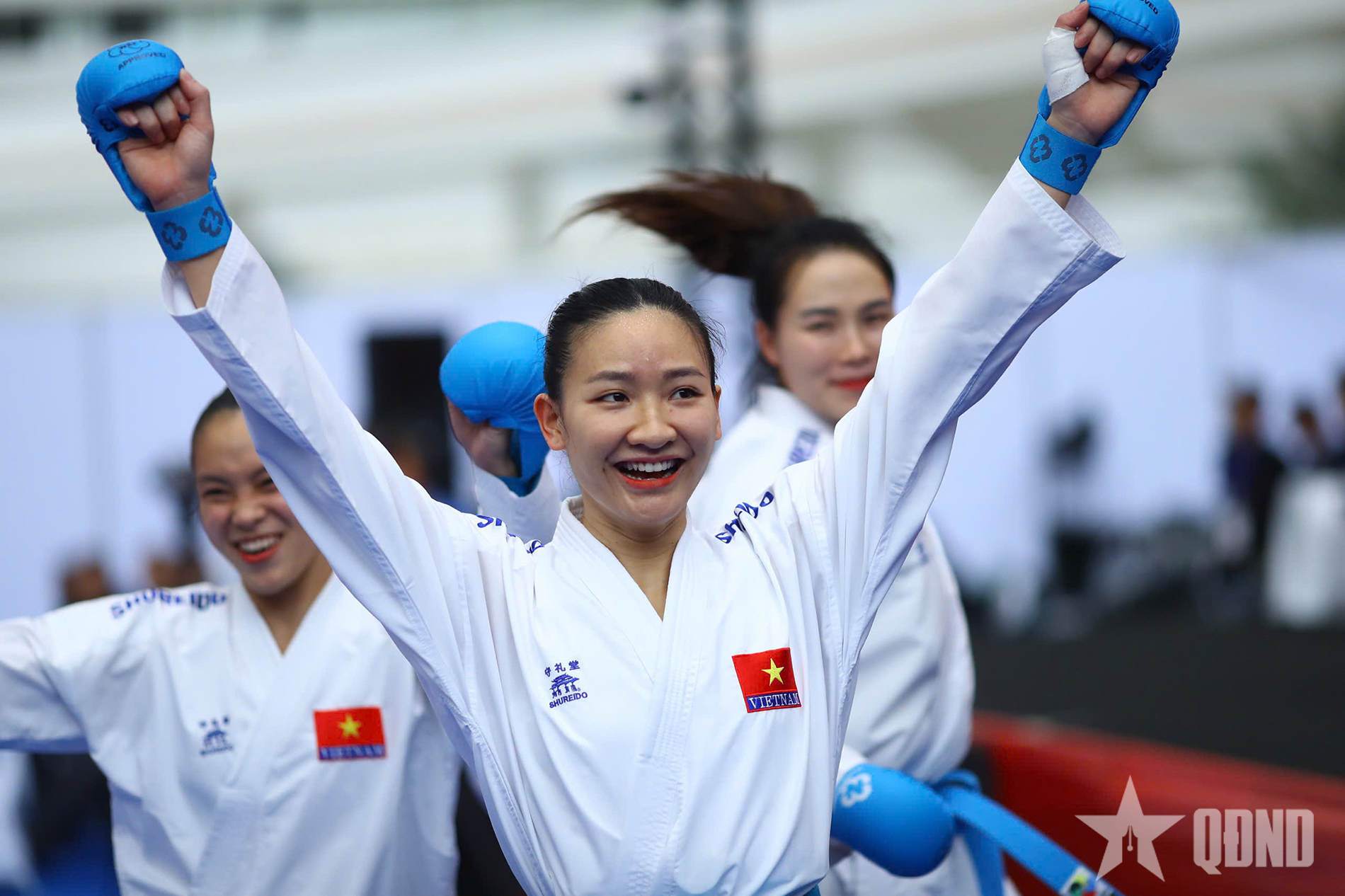 Các nữ võ sĩ karate Việt Nam rạng rỡ khi đánh bại Thái Lan, giành huy chương vàng SEA Games 33