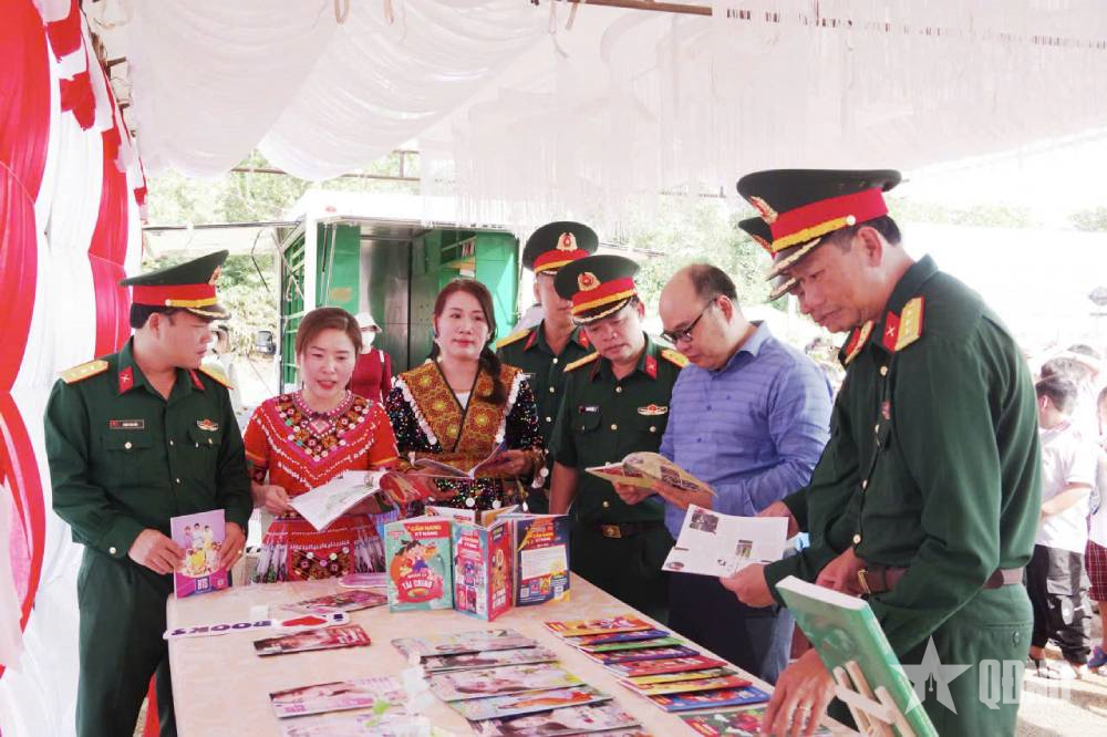 Trung đoàn 720 (Binh đoàn 16) phối hợp tổ chức chương trình giới thiệu sách

