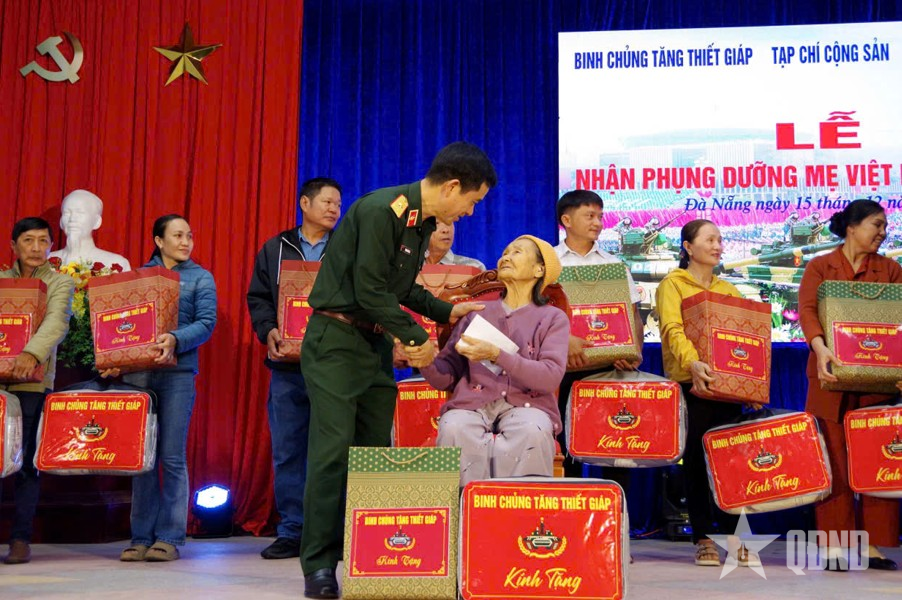 Binh chủng Tăng thiết giáp nhận phụng dưỡng 11 Bà mẹ Việt Nam anh hùng tại TP Đà Nẵng