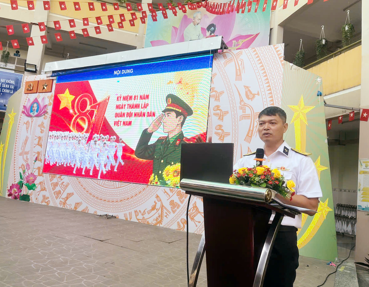 Hải đội 5 (Lữ đoàn 125, Vùng 2 Hải quân) tuyên truyền kỷ niệm Ngày thành lập Quân đội nhân dân Việt Nam