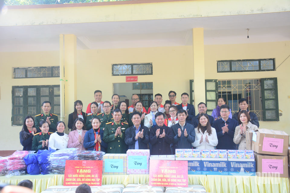 Bệnh viện Quân y 354 trao nhà đại đoàn kết tặng gia đình chính sách tại Điện Biên