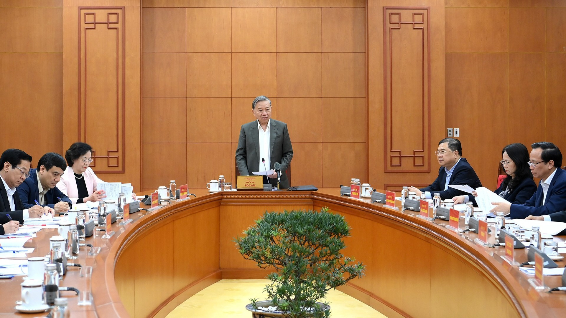 Tổng Bí thư Tô Lâm: Thực hiện chế độ, chính sách đối với người có công phải đầy đủ, kịp thời, tuyệt đối không đùn đẩy trách nhiệm gây chậm trễ

