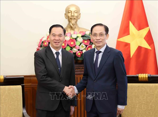 Bộ trưởng Ngoại giao Lê Hoài Trung tiếp Bộ trưởng Bộ Giáo dục và Thể thao Lào