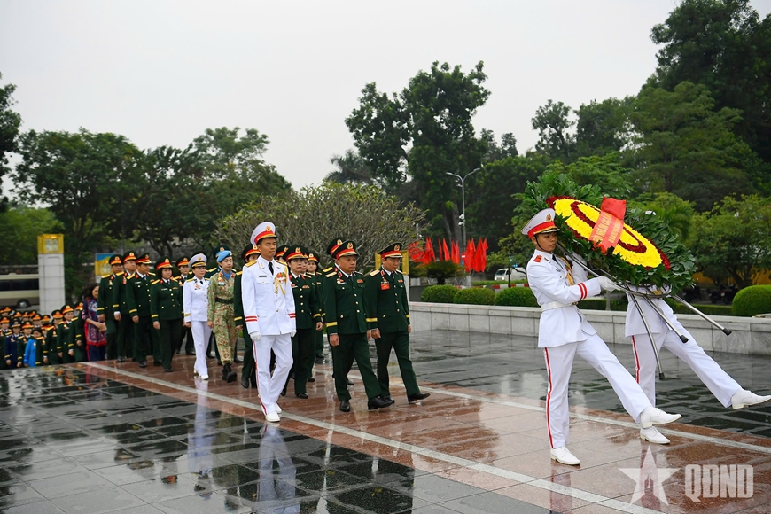 Đoàn đại biểu dự Đại hội đại biểu Phụ nữ Quân đội lần thứ VIII báo công dâng Bác