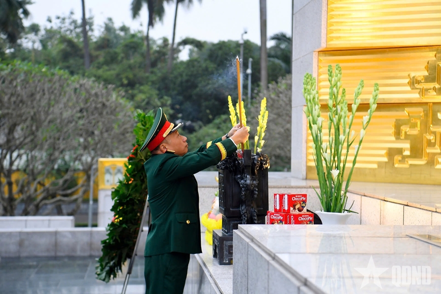 Đoàn đại biểu dự Đại hội đại biểu Phụ nữ Quân đội lần thứ VIII báo công dâng Bác