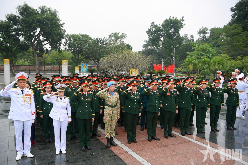 Đoàn đại biểu dự Đại hội đại biểu Phụ nữ Quân đội lần thứ VIII báo công dâng Bác