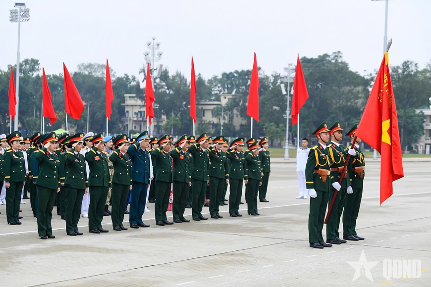 Đoàn đại biểu dự Đại hội đại biểu Phụ nữ Quân đội lần thứ VIII báo công dâng Bác