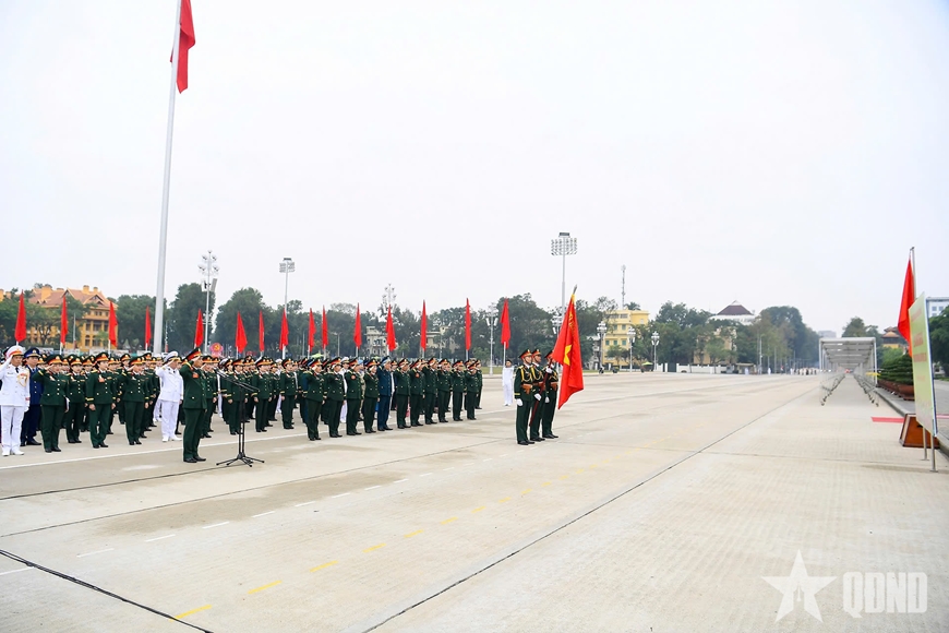 Đoàn đại biểu dự Đại hội đại biểu Phụ nữ Quân đội lần thứ VIII báo công dâng Bác