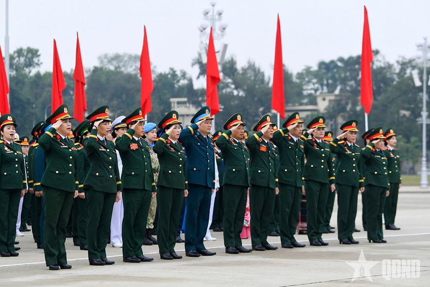 Đoàn đại biểu dự Đại hội đại biểu Phụ nữ Quân đội lần thứ VIII báo công dâng Bác