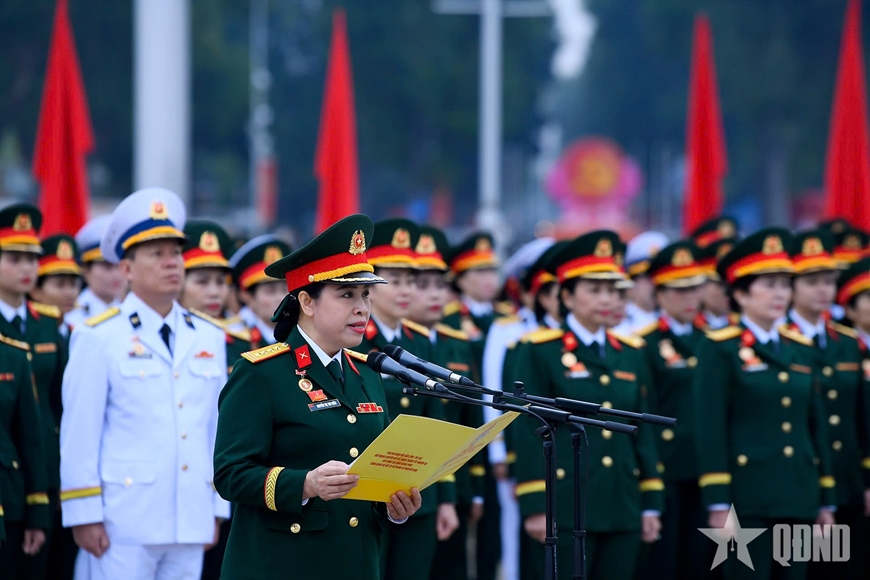 Đoàn đại biểu dự Đại hội đại biểu Phụ nữ Quân đội lần thứ VIII báo công dâng Bác