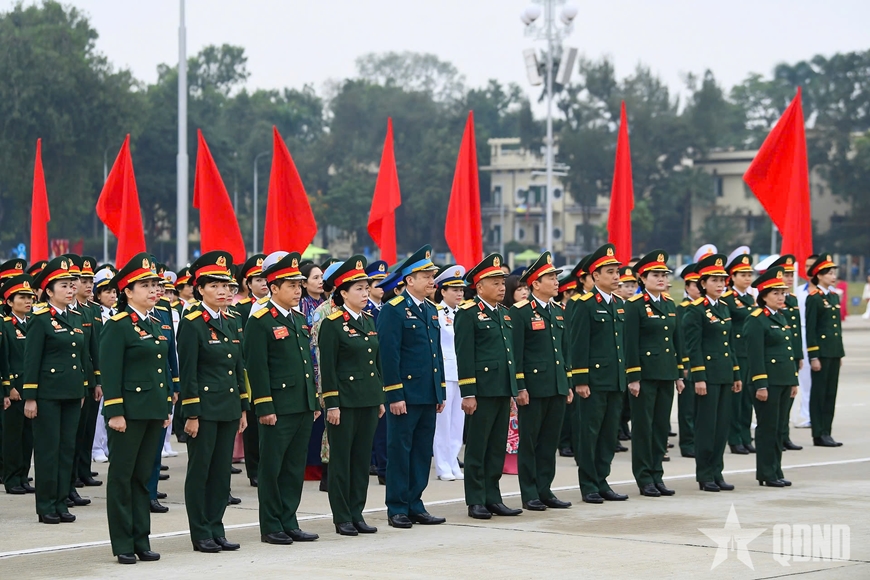 Đoàn đại biểu dự Đại hội đại biểu Phụ nữ Quân đội lần thứ VIII báo công dâng Bác