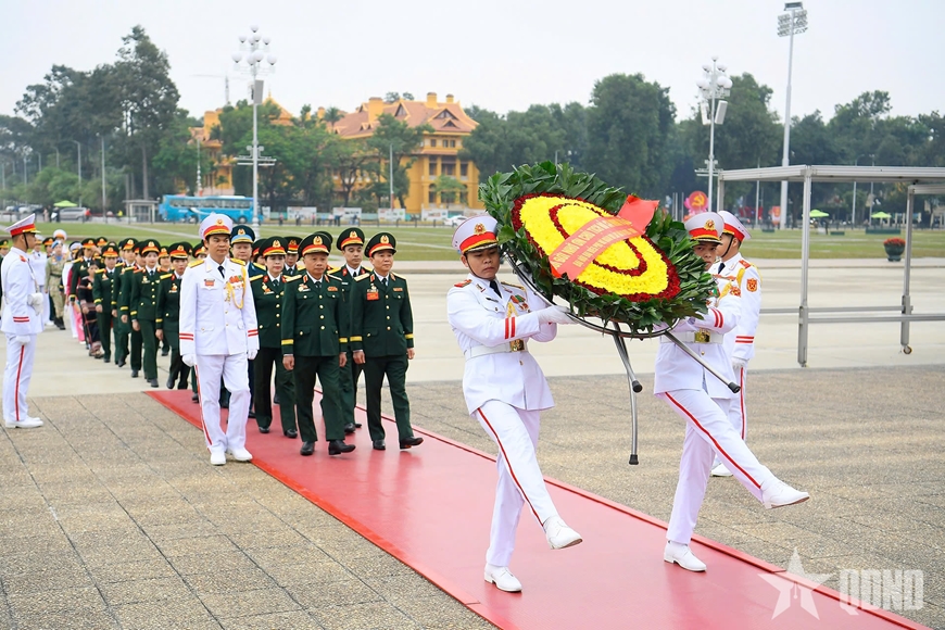 Đoàn đại biểu dự Đại hội đại biểu Phụ nữ Quân đội lần thứ VIII báo công dâng Bác