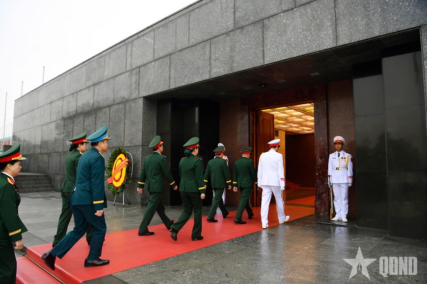 Đoàn đại biểu dự Đại hội đại biểu Phụ nữ Quân đội lần thứ VIII báo công dâng Bác
