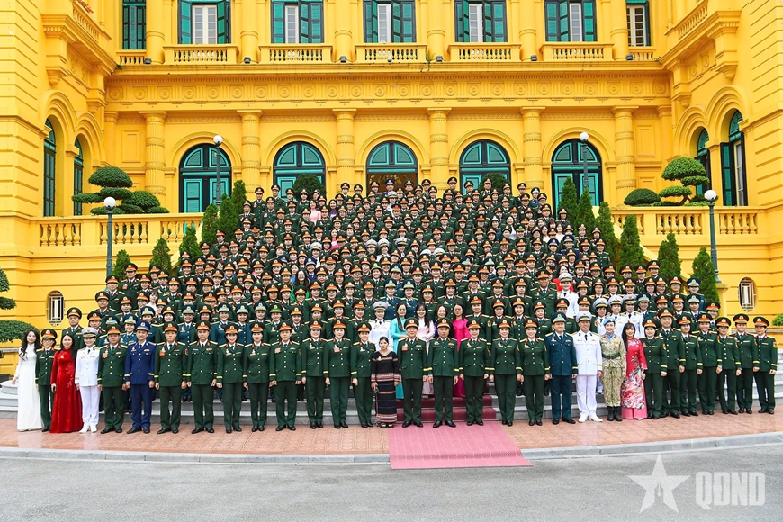 Đoàn đại biểu dự Đại hội đại biểu Phụ nữ Quân đội lần thứ VIII báo công dâng Bác