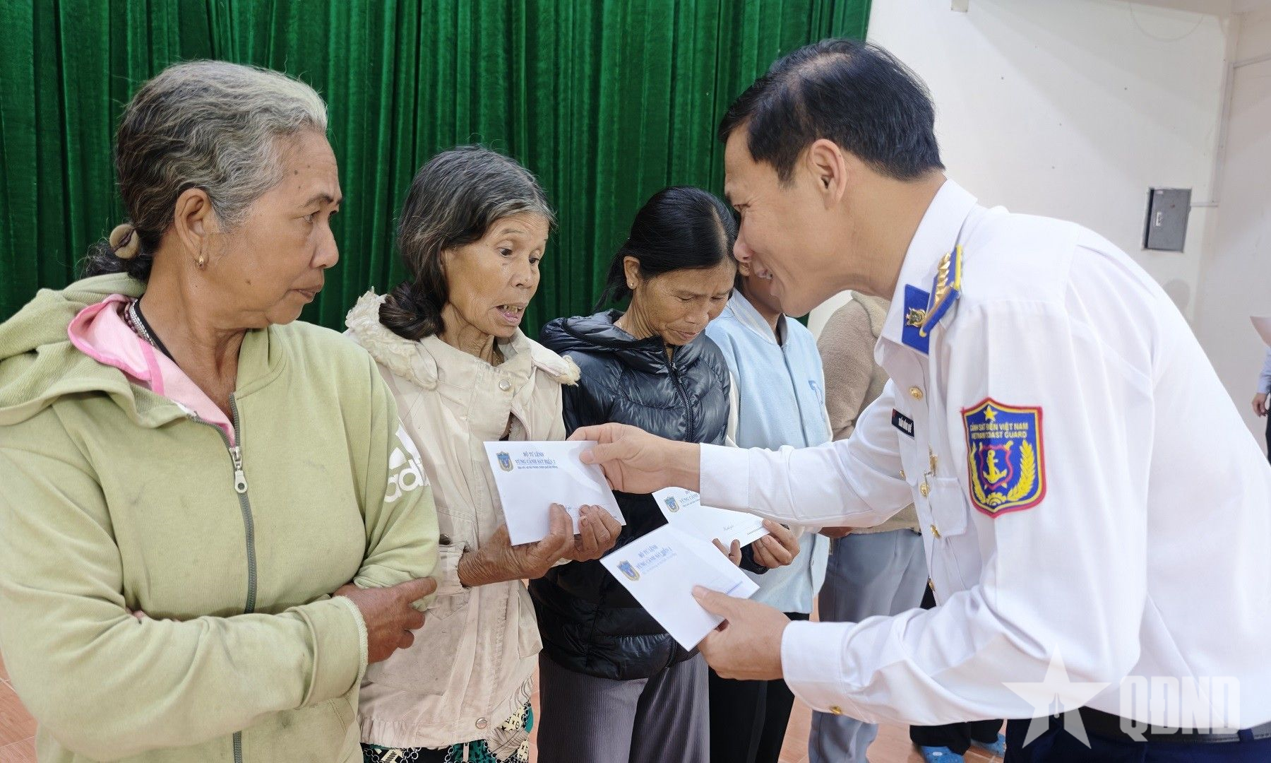 Vùng Cảnh sát biển 2 thăm hỏi, tặng quà đồng bào dân tộc, tôn giáo tỉnh Quảng Ngãi dịp Giáng sinh 