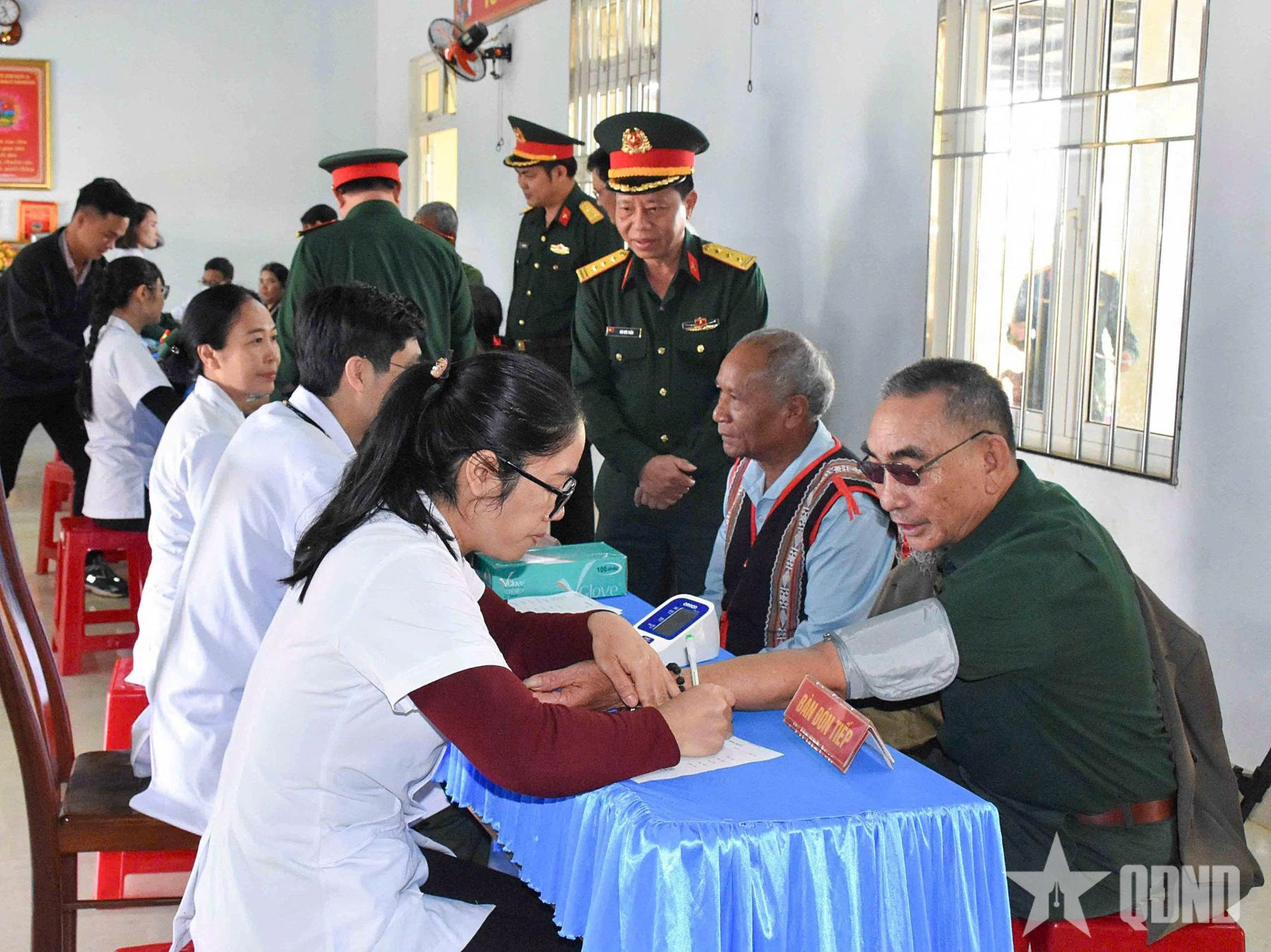 Đoàn Kinh tế - Quốc phòng 715 khám bệnh, cấp thuốc miễn phí và tặng quà nhân dân tỉnh Gia Lai