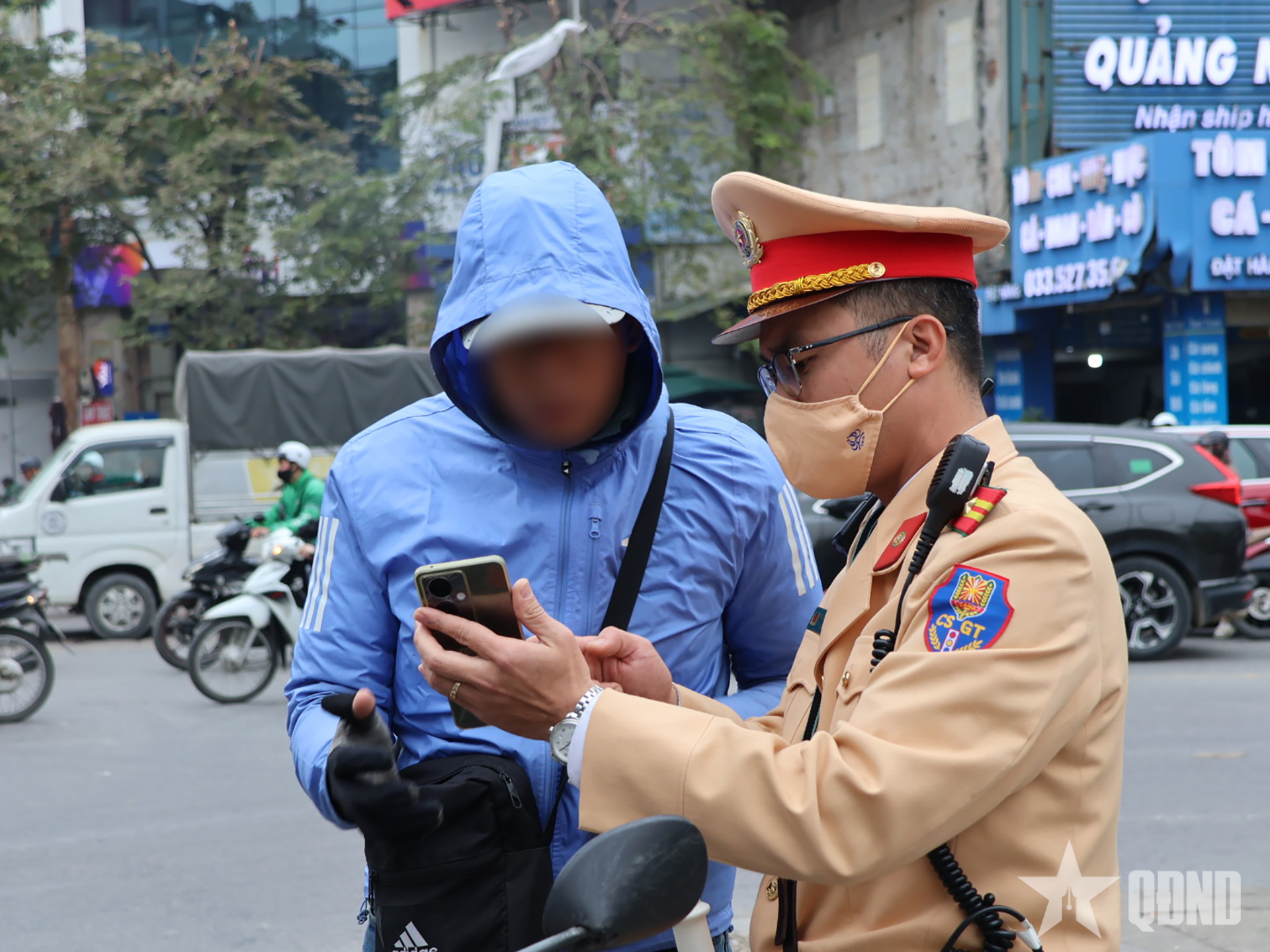 Cảnh sát xử lý nhiều tài xế che biển số hòng tránh camera AI