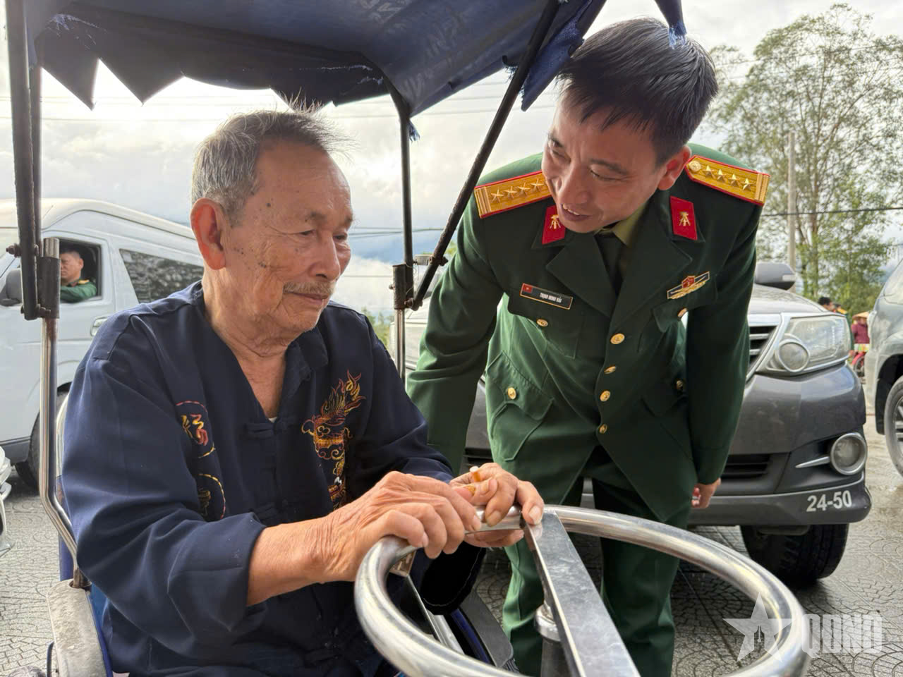 Trao quà của Quân ủy Trung ương-Bộ Quốc phòng hỗ trợ người dân vùng lũ thành phố Huế 