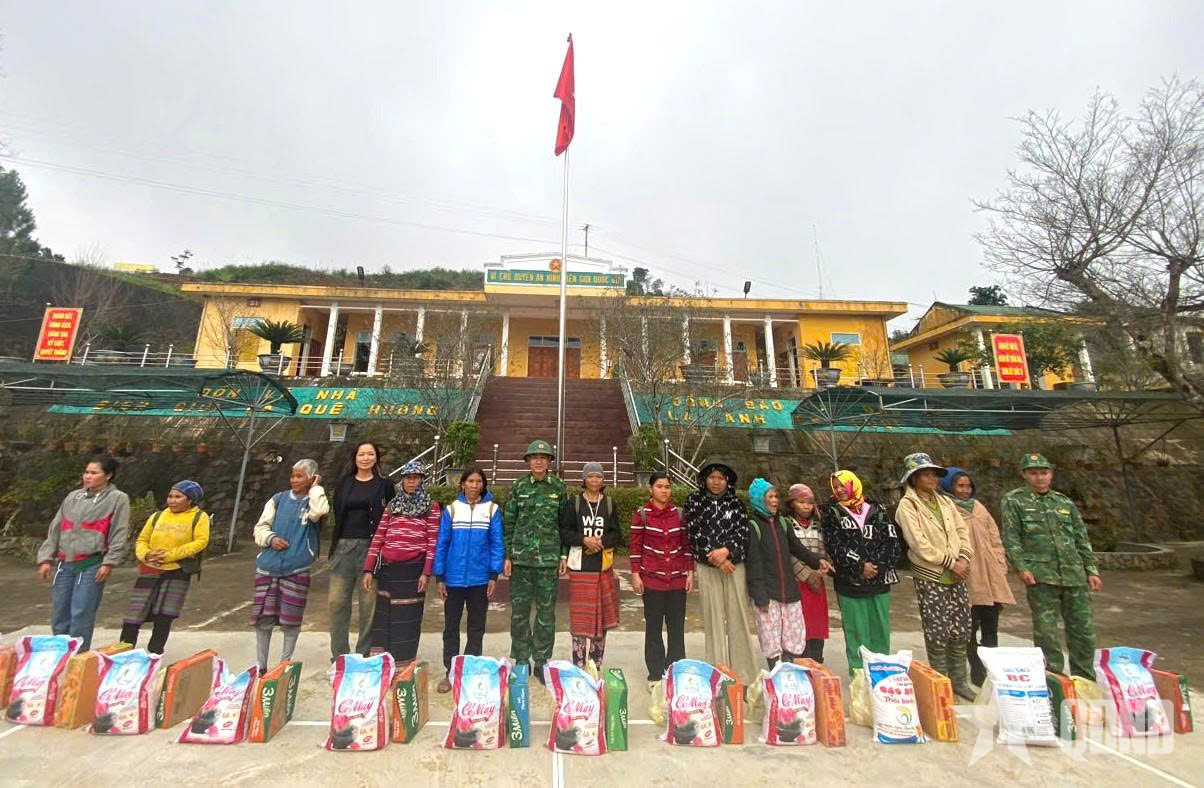 Đồn Biên phòng Ga Ry trao tặng hơn 1.000 suất quà tới nhân dân bị ảnh hưởng bởi mưa lũ

