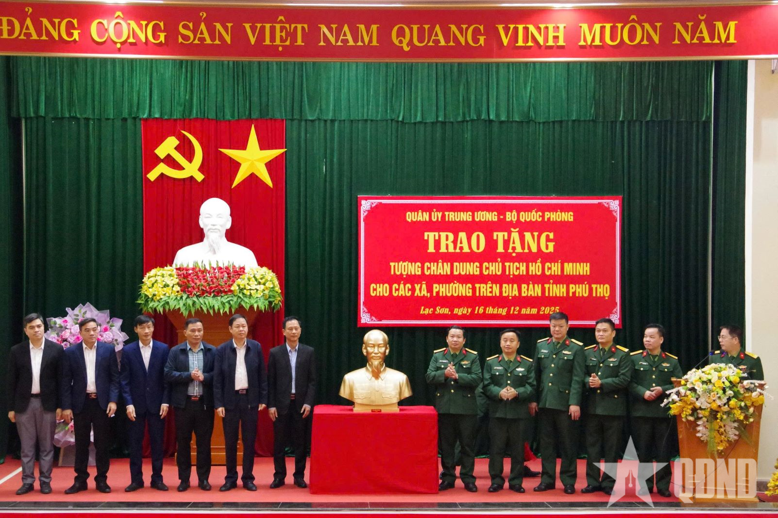 Trao tượng chân dung Chủ tịch Hồ Chí Minh tặng các đơn vị hành chính cấp xã