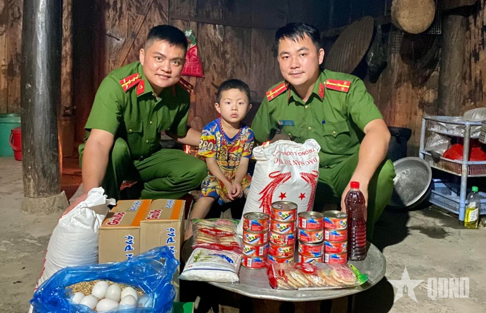 Cán bộ công an nhận đỡ đầu hơn 20 em nhỏ