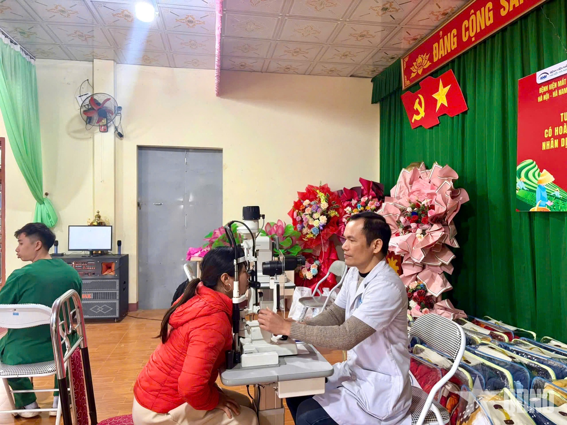 Sơn La: Ban Chỉ huy phòng thủ khu vực 4 phối hợp khám bệnh giúp người dân trên địa bàn xã Lóng Phiêng