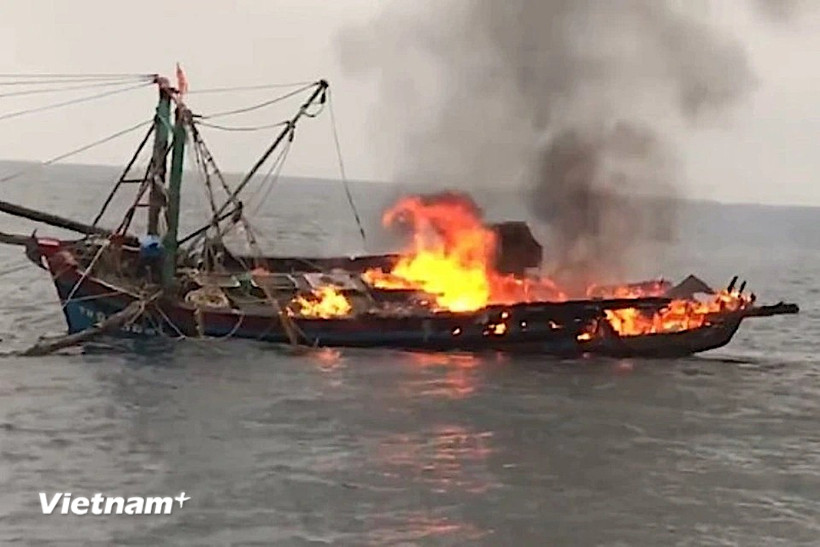 Đà Nẵng khẩn trương cứu nạn tàu cá bị cháy, 55 thuyền viên nhảy xuống biển