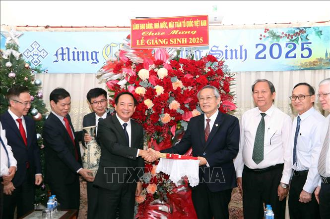 Trưởng ban Tuyên giáo và Dân vận Trung ương thăm, chúc mừng Giáng sinh tại TP Hồ Chí Minh