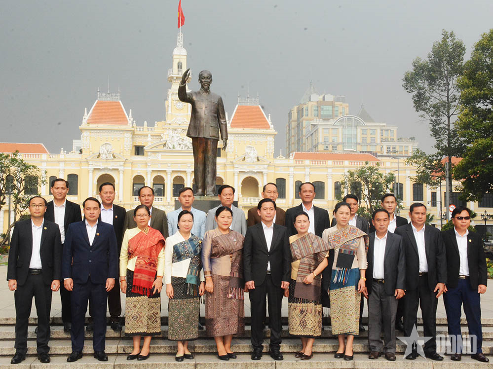 Đoàn đại biểu chính quyền tỉnh Hủa Phăn (Lào) dâng hoa tưởng nhớ Chủ tịch Hồ Chí Minh