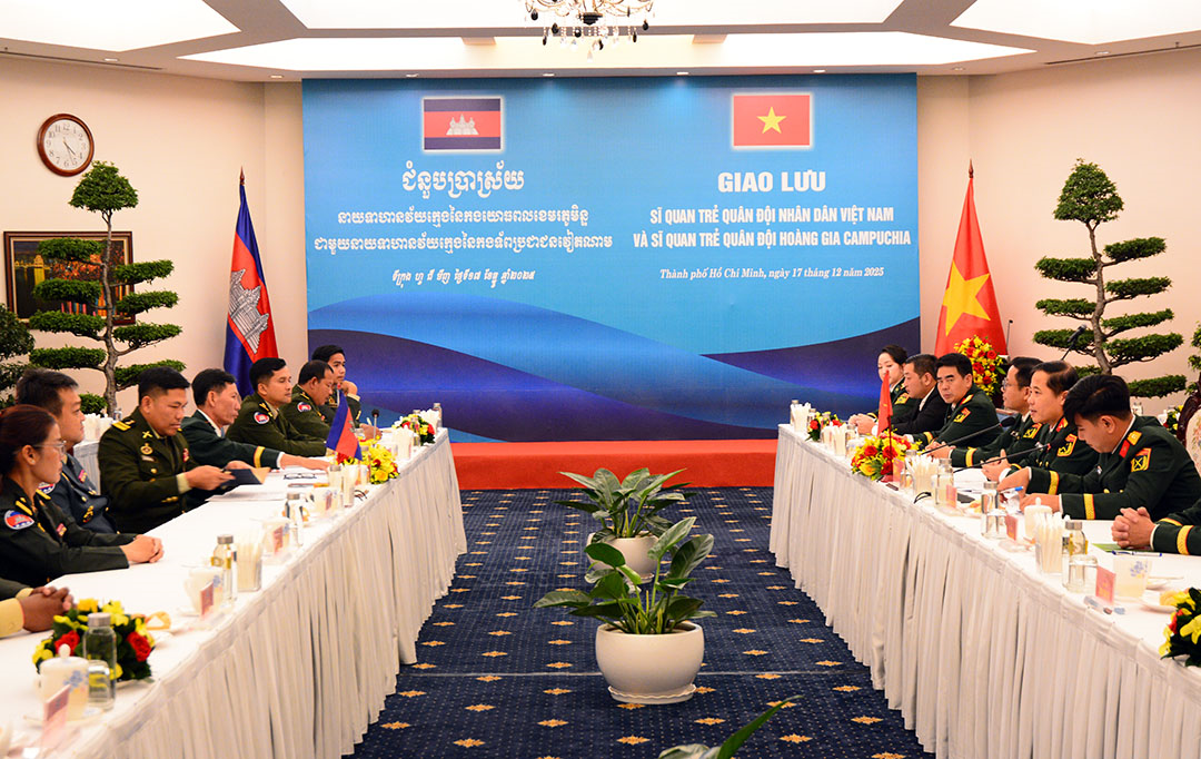 Giao lưu sĩ quan trẻ Việt Nam - Campuchia

