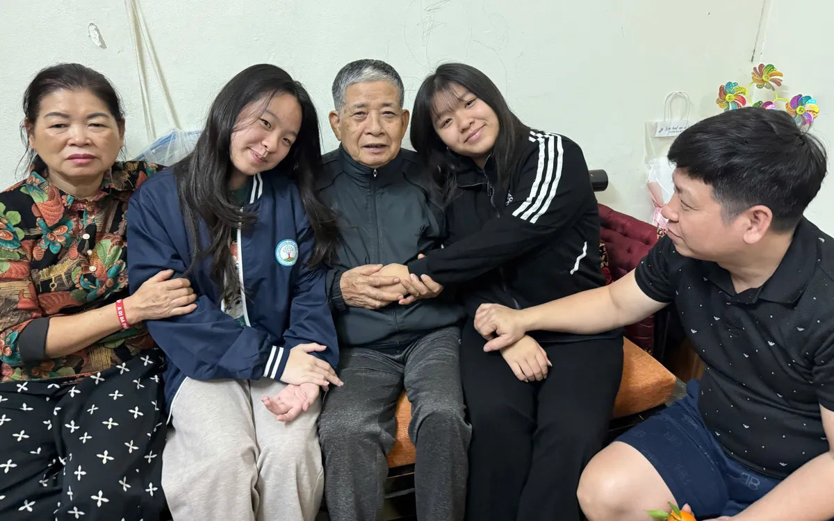 Hà Nội: Nhờ camera AI hỗ trợ cụ ông đi lạc về nhà an toàn