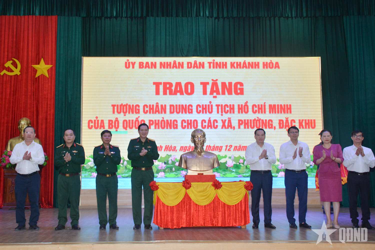 Khánh Hòa trao tượng chân dung Chủ tịch Hồ Chí Minh của Bộ Quốc phòng tặng các xã, phường, đặc khu