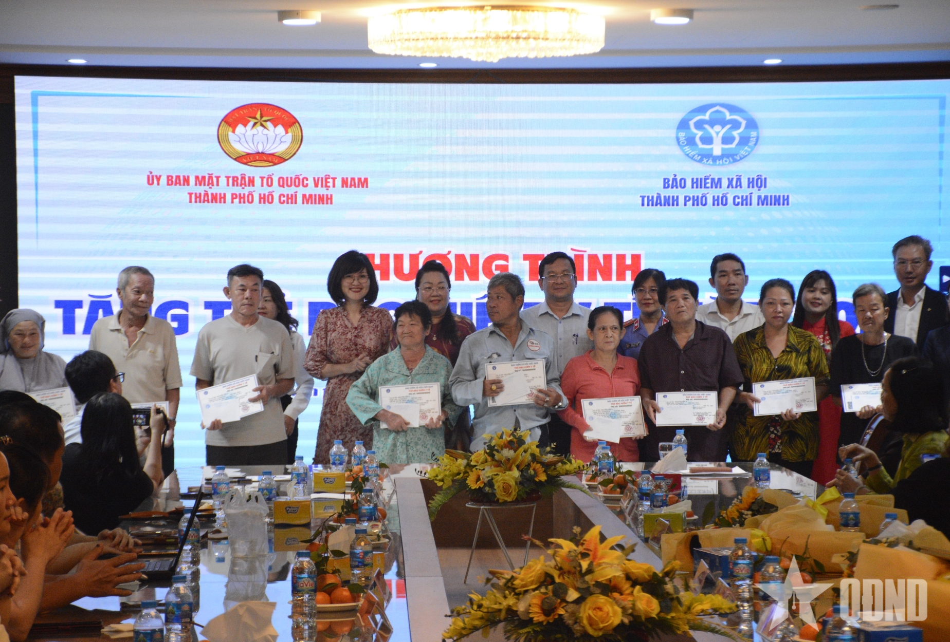 TP Hồ Chí Minh: Trao thẻ bảo hiểm y tế tặng bà con khó khăn với kinh phí gần 2,9 tỷ đồng