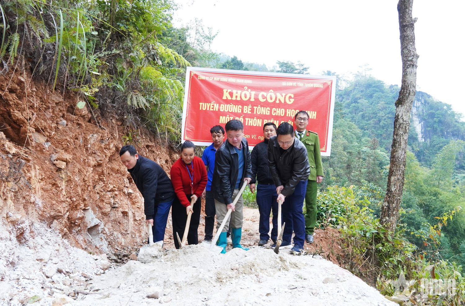 Tuyên Quang: Khởi công xây dựng đường bê tông nông thôn tặng nhân dân xã biên giới Sơn Vĩ