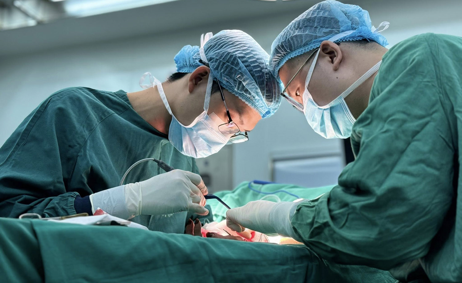 Nối thành công 4 ngón tay gần đứt rời cho bệnh nhân