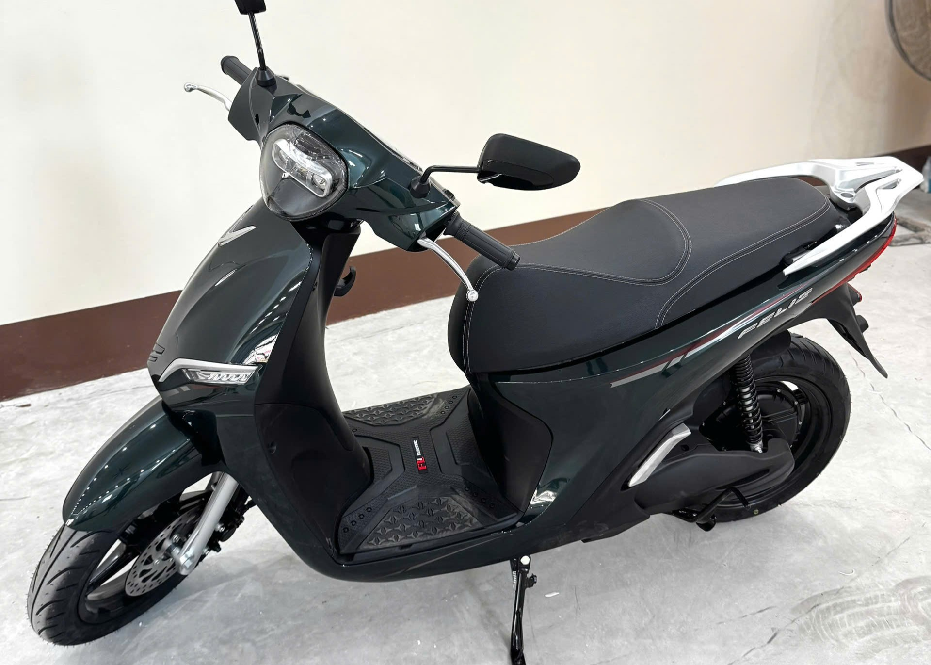 Mua VinFast Feliz đi làm, nam bác sĩ “choáng” vì được thêm xe máy điện tặng bạn gái

